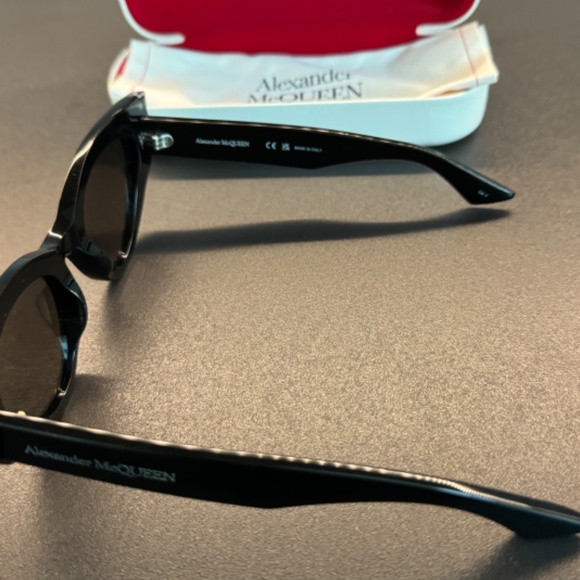 Alexande MCqueen sunglasses main image 4